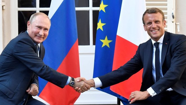 ES pareigūnai atkirto E. Macronui ir D. Trumpui dėl noro bendrauti su Rusija