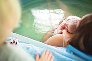 Po namuose pagimdyto kūdikio mirties gimdyvė nuo medikų bandė nuslėpti tiesą