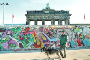 Gamina „vaistą“ iš Berlyno sienos nuotrupų – paaiškino, koks jo poveikis