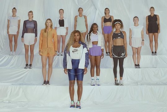 Teniso gražuolės pozavo fotosesijoje