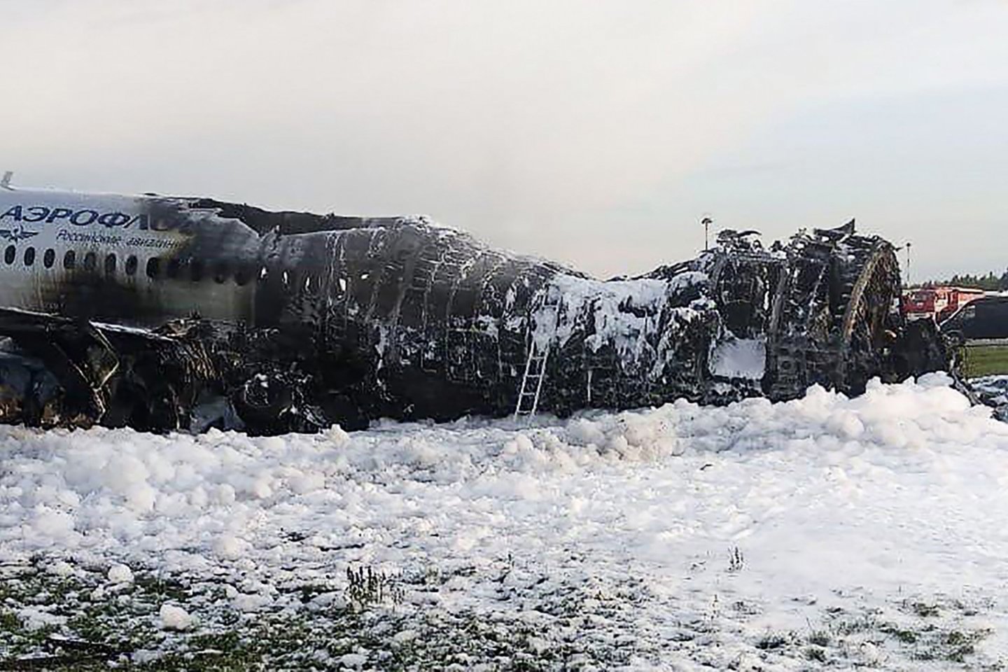 Itin patikimu niekad nelaikytu „Sukhoi Superjet 100“ (SSJ-100) reputacijai žiaurus smūgis suduotas šiemet gegužę, kai toks „Aeroflot“ lėktuvas užsidegė per avarinį nusileidimą Maskvos Šeremetjevo oro uoste. Žuvo 41 žmogus.<br>Scanpix nuotr.