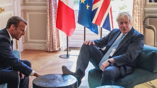 Neetiškas B. Johnsono elgesys susitikime su E. Macronu sukėlė aršias diskusijas