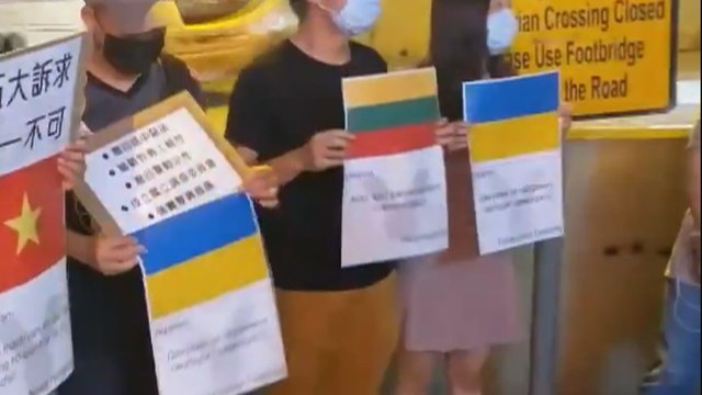 Baltijos kelias atkartotas Honkonge: plevėsavo ir Lietuvos vėliava