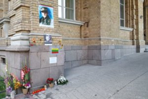 Vykstant Baltijos kelio renginiams Vilniuje iškabinti Generolo Vėtros plakatai