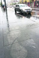 Mieste – paslaptingos pėdos, išryškėjančios tik lyjant