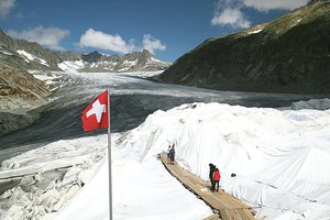 Kad ledynas Šveicarijos Alpėse neištirptų, jį klosto balta drobule