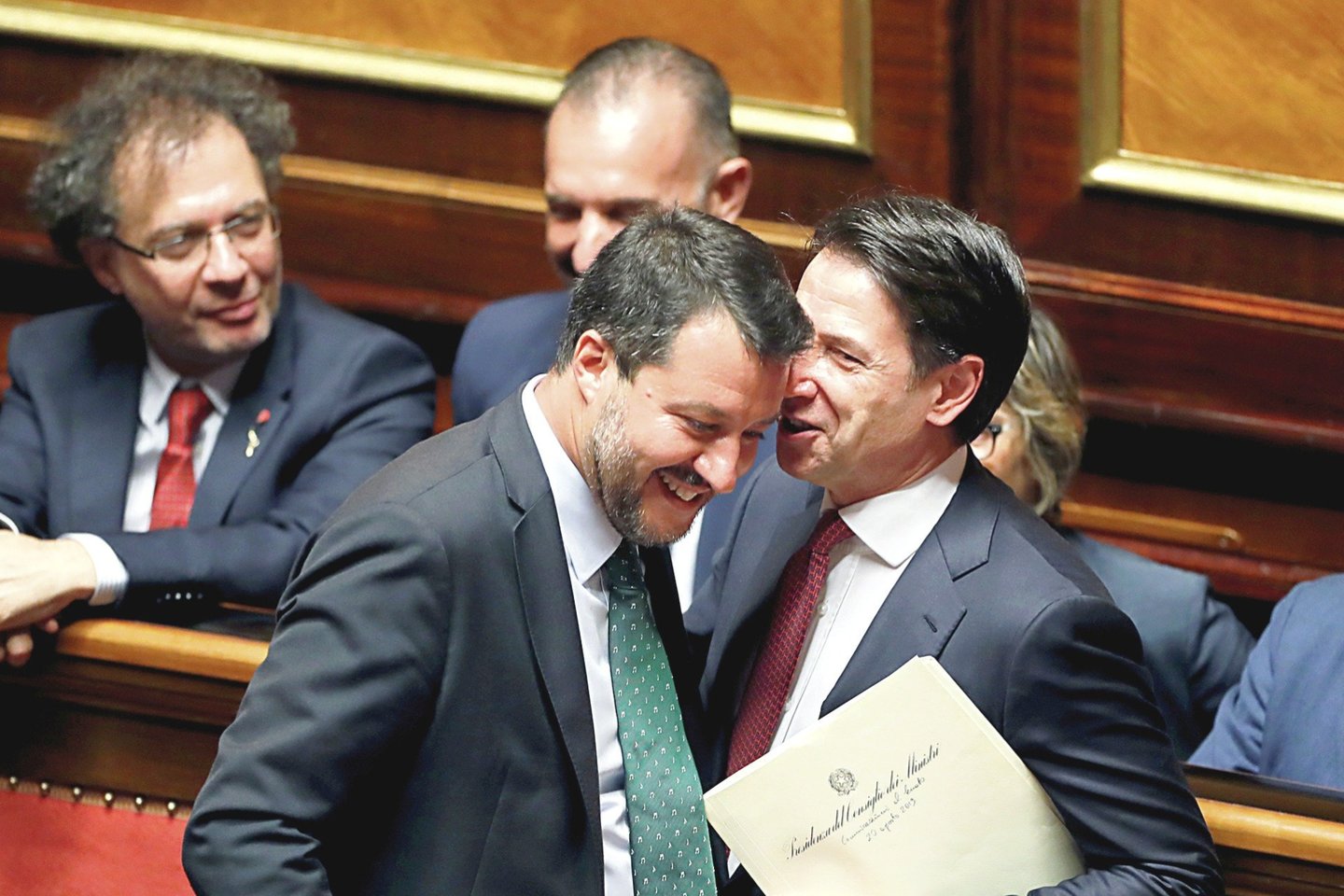 M.Salvini (kairėje) taikosi į premjero kėdę, iš kurios pasitraukė G.Conte.<br>„Reuters“/„Scanpix“ nuotr.