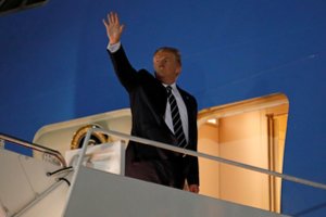 Į G-7 susitikimą vykstantis D. Trumpas pažėrė grasinimų Prancūzijai