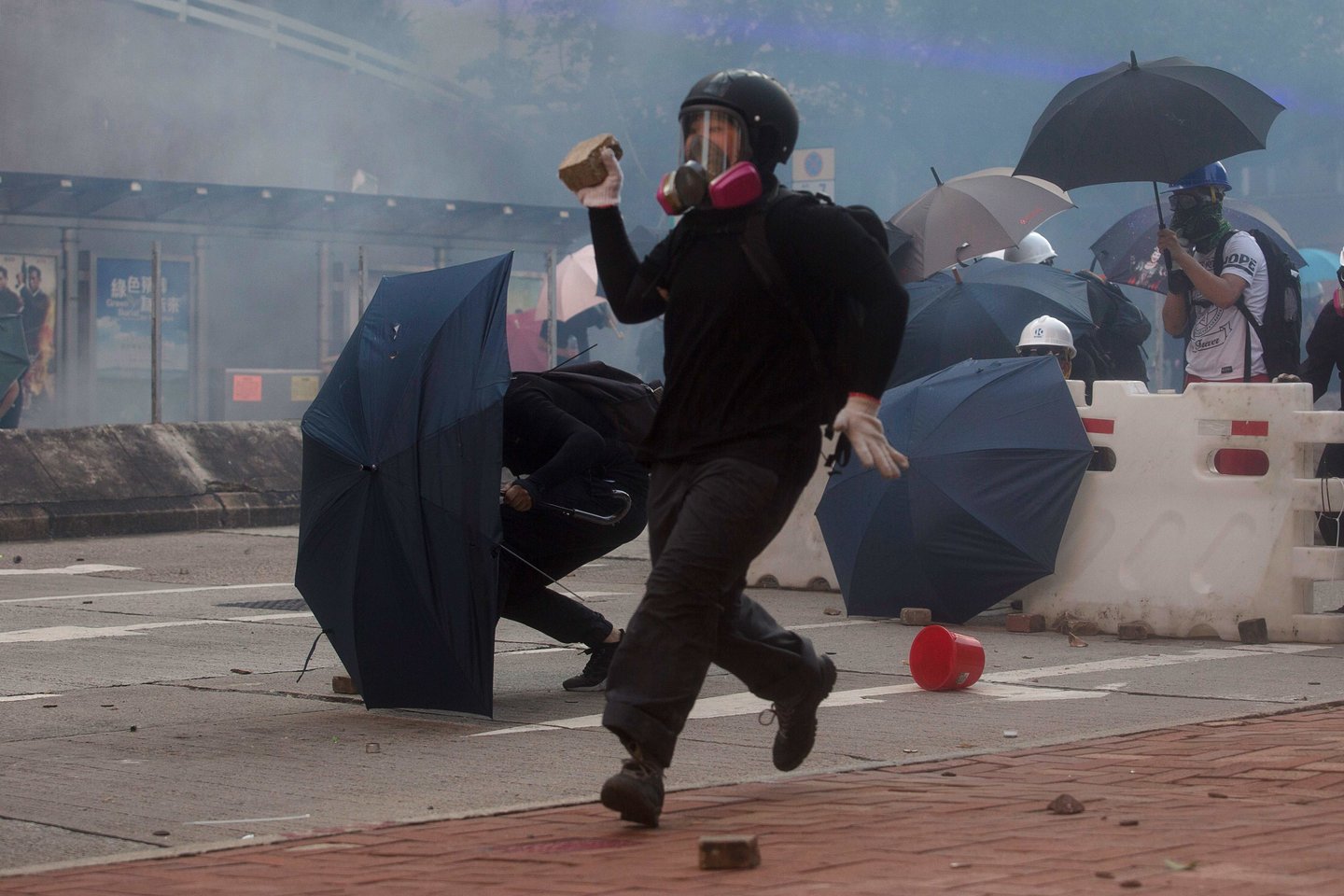 Honkongo lyderė C.Lam apie protestuotojų pateiktus penkis reikalavimus garsiai nekalba. O protestuotojai prieš Kinijos autoritarizmą vakar sustojo į žmonių grandinę, taip pagerbdami Baltijos kelią.<br>AFP/Scanpix nuotr.