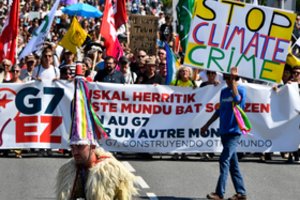 Protestuotojai pasitinka į G-7 forumą besirenkančius lyderius