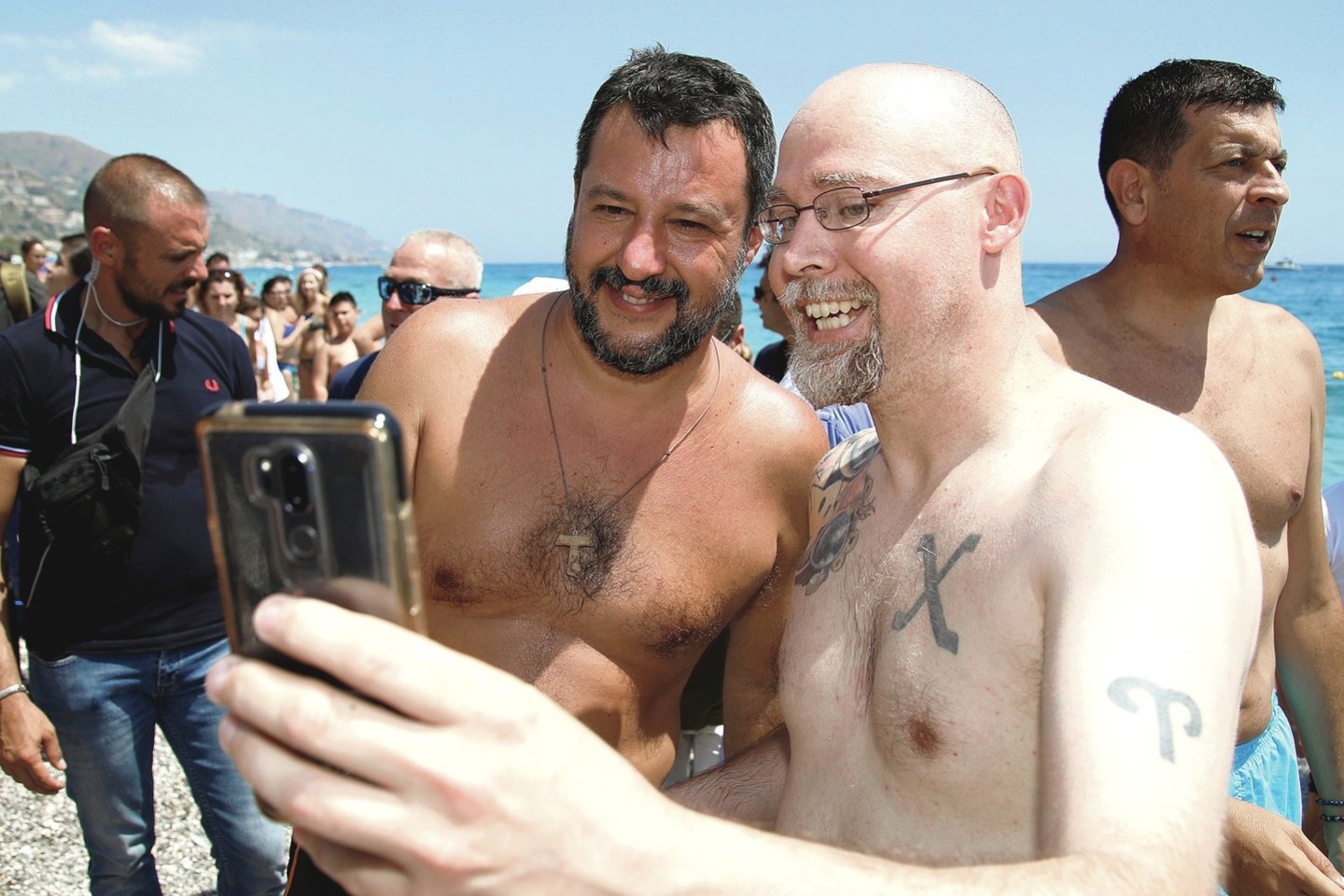 M.Salvini (kairėje) važinėja po Italijos paplūdimius ir vykdo rinkimų kampaniją.<br>„Reuters“/„Scanpix“ nuotr.
