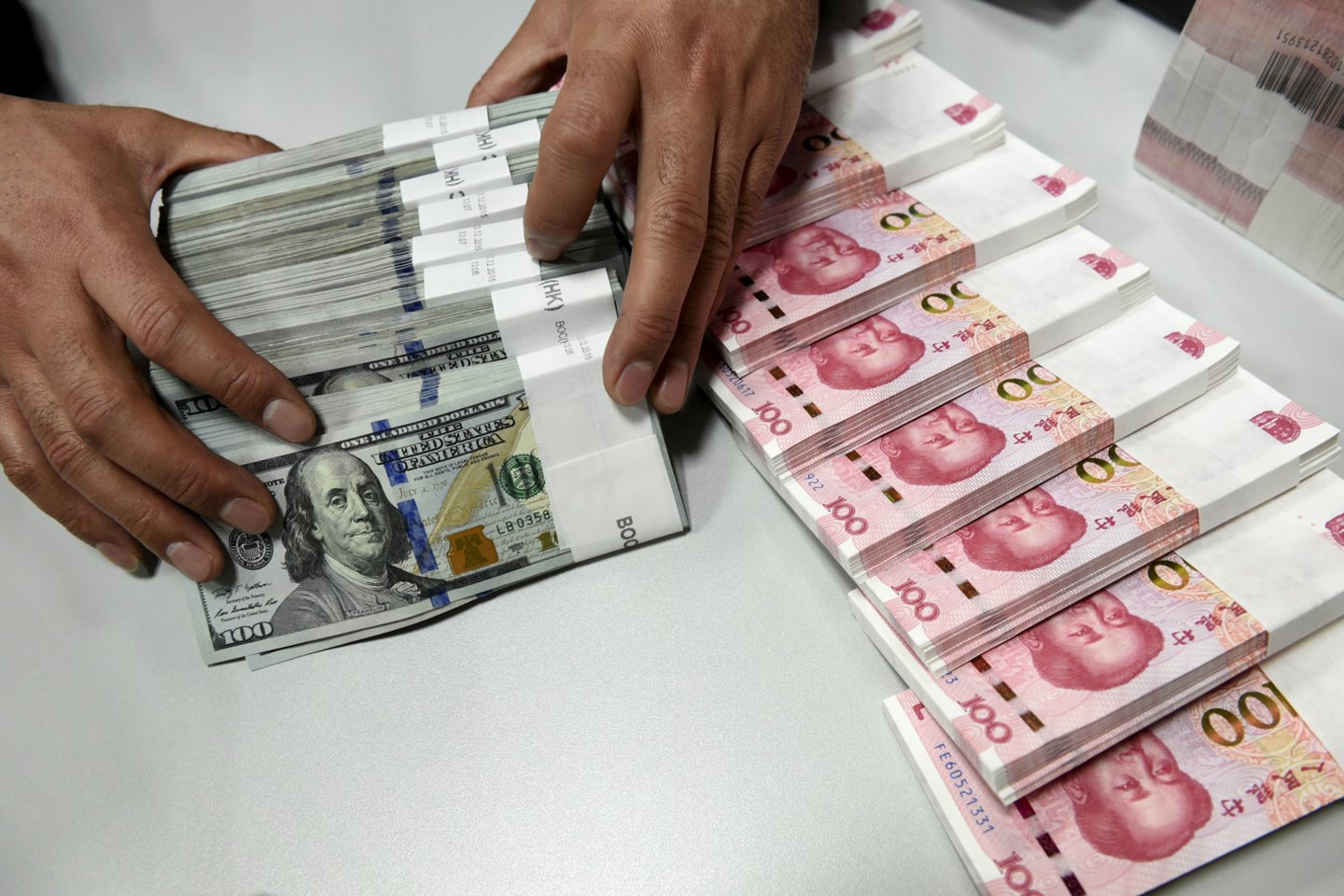 Kol Kinija gali užtikrinti, kad juanio silpnumas yra tinkamai kontroliuojamas, galima laukti tolesnio valiutos vertės mažėjimo.<br> Reuters/Scanpix nuotr.
