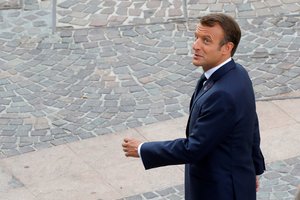Prancūzijoje aktyvistai surengė protesto eitynes su „pavogtais“ E. Macrono portretais