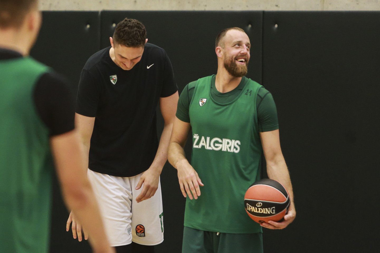 Žalgiriečiai pirmadienį susirinko į treniruotę ir pirmą kartą dirbo su kamuoliu.<br> G.Bitvinsko nuotr.