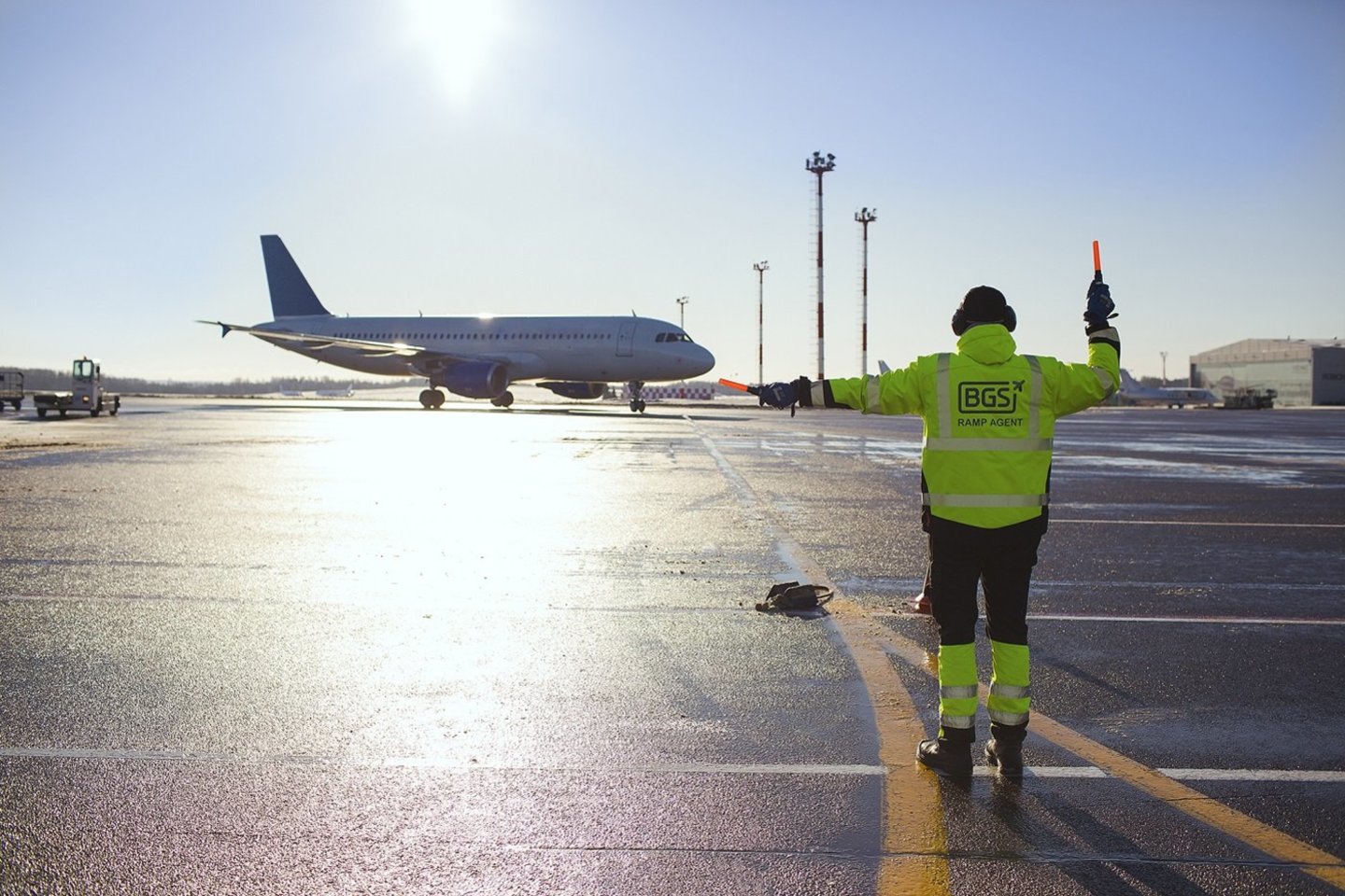  „Baltic Ground Services“ (BGS) teikia antžeminio orlaivių bei keleivių aptarnavimo ir aviacinio kuro užpylimo bei logistikos paslaugas.<br> Partnerio nuotr.