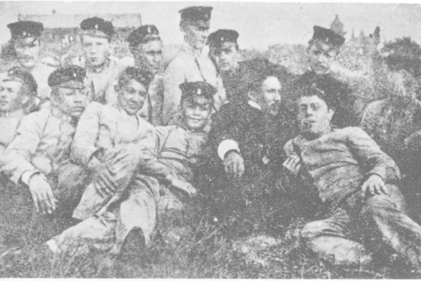 M.K.Čiurlionis Plungėje tarp Oginskio orkestrantų, 1901. Iš: Yla, Stasys. M.K.Čiurlionis: kūrėjas ir žmogus. Amerikos lietuvių bibliotekos leidykla, Čikaga, 1984.