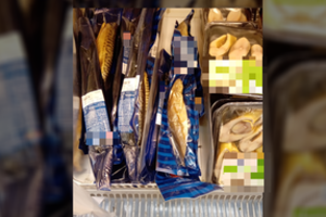 Vaikas pastvėrė ką tik pirktos žuvies pakuotę ir skaudžiai pasigailėjo