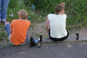 Latviai peticijoje guldo parašus – brėžia amžiaus ribą alkoholio vartojimui  