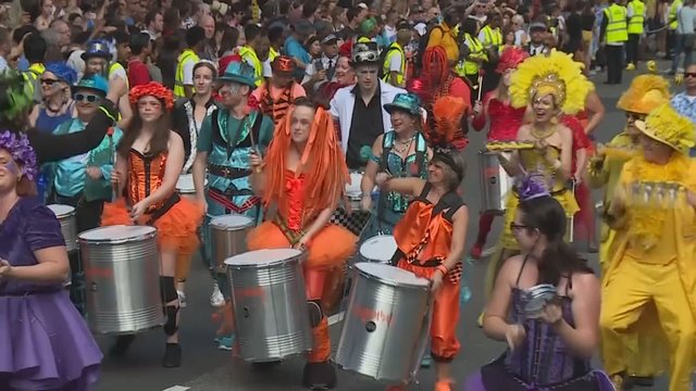 Londoną sudrebino kasmetinis Noting Hilo šventės karnavalas