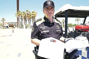 Barselonos policija aprengia miesto paplūdimiuose apvogtus poilsiautojus