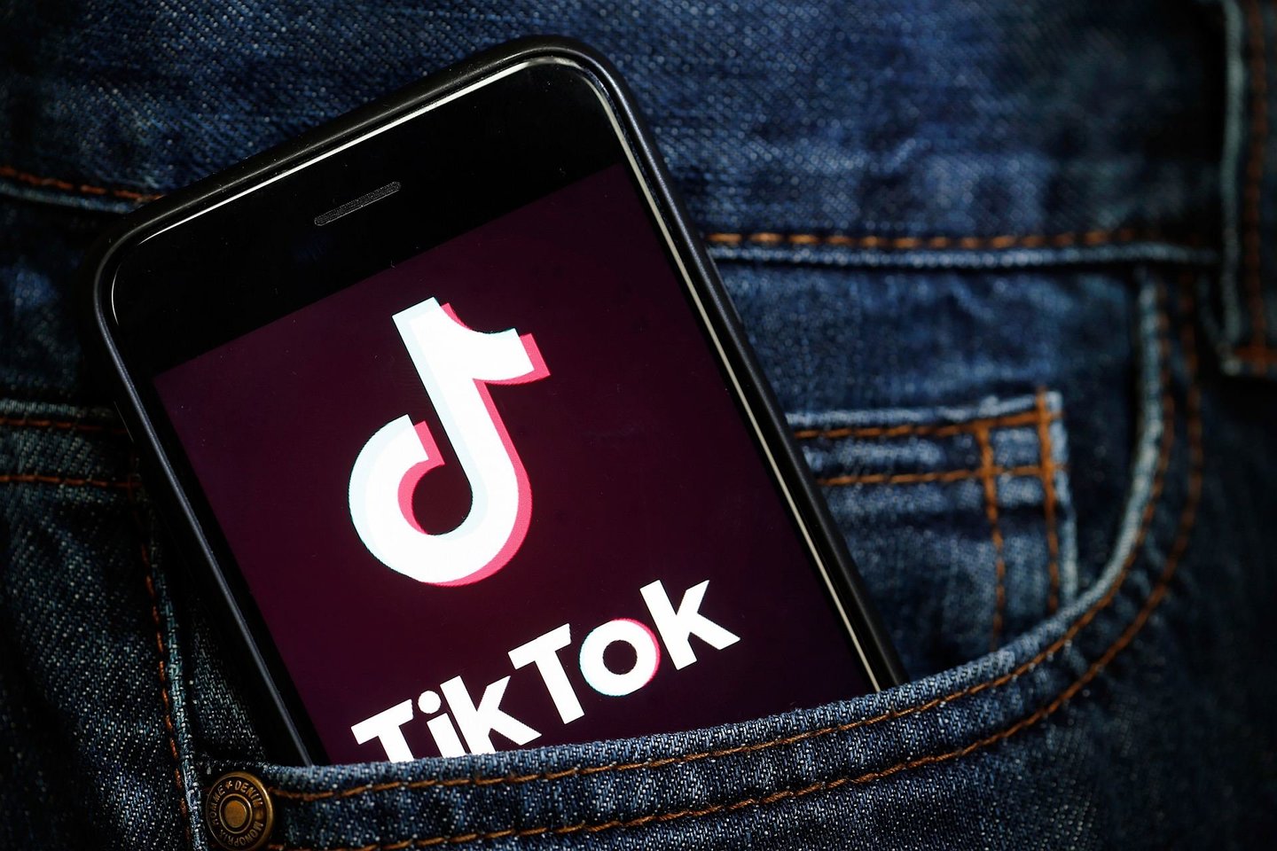 Praėjo vos metai, kai atsirado programėlė „TikTok“, tačiau ji jau buvo atsisiųsta daugiau kartų, nei populiariosios „Facebook“, „Snapchat“ ir „Instagram“.