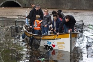 Ekologinis turizmas: Amsterdamas savo lankytojus kviečia į šiukšlių kruizą