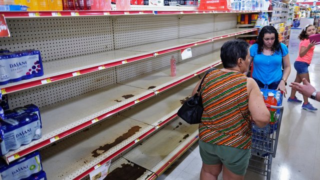 Gyventojai šluoja parduotuves: paskelbta nepaprastoji padėtis, ruošiamasi uraganui