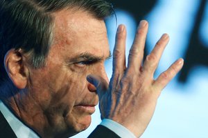 J. Bolsonaro priims G-7 pagalbą gesinant gaisrus, jei E. Macronas „atsiims įžeidimus“