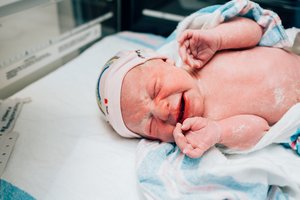 Kelis mėnesius mirusi moteris „pagimdė“ kūdikį