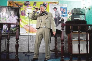 Maistu atlyginimą gaunantys venesueliečiai kabinasi į gyvenimą, kaip išmano