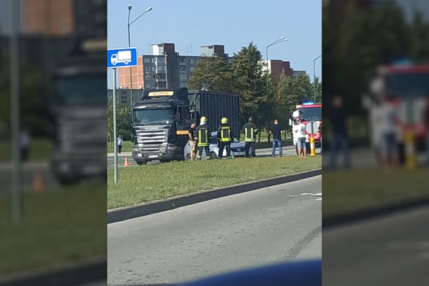 Klaipėdoje per sunkvežimio ir automobilio susidūrimą nukentėjo mergina, prireikė gelbėtojų.