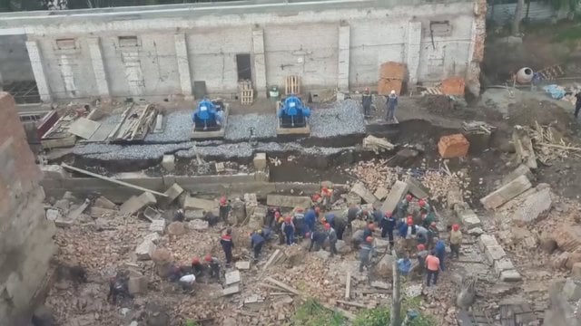 Vaizdai iš įvykio vietos: Rusijoje sugriuvo namas, yra žuvusių, tęsiama žmonių paieška 