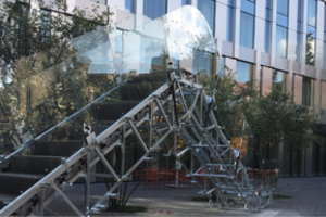 Naujoje sostinės erdvėje menininkas Julijonas Urbonas sukūrė žaidimų aikštelę verslininkams