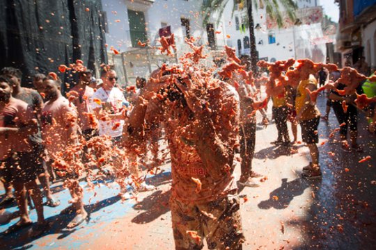 Per tradicinį pomidorų mūšį sunaikinta 145 tonų pomidorų