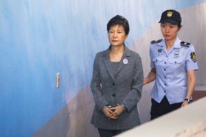 Pietų Korėjos teismas nurodė iš naujo nagrinėti eksprezidentės Park Geun-hye bylą