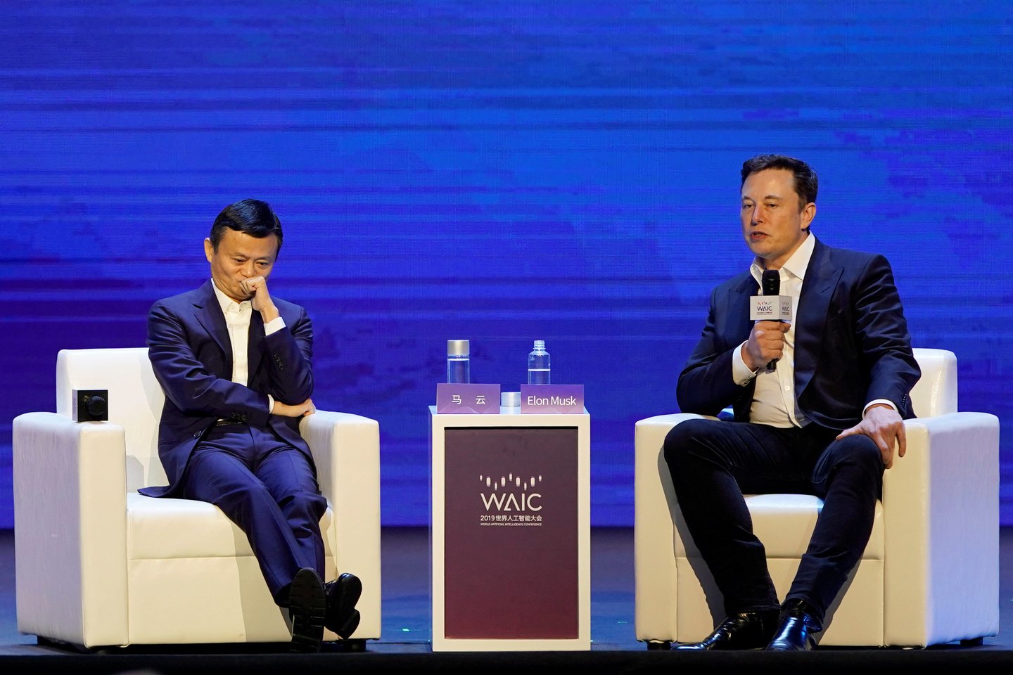  „Kompiuteriai mus gerokai aplenks visais įmanomais atžvilgiais. Garantuoju“, – kinų prekybos milžinės „Alibaba“ vadovui Jackui Ma (kairėje) sakė E. Muskas.<br> Reuters / Scanpix nuotr.