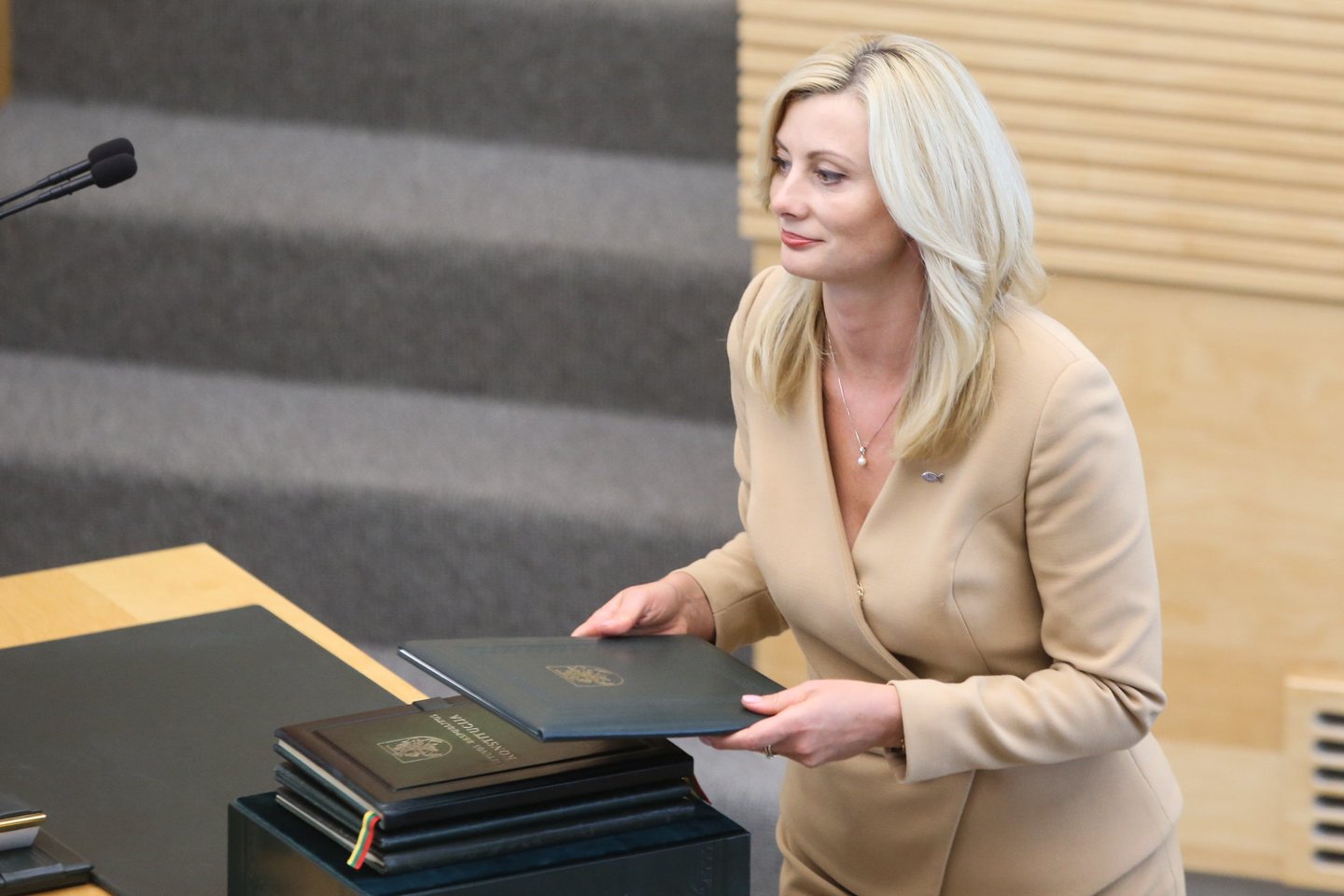 „2020 metais pareigūnų atlyginimai dar didės, bet tas pažadas 30 proc. padidinti atlyginimus, kaip kad yra numatyta Vyriausybės programoje, jau yra realizuotas 2019 metų sprendimais“, – sakė R.Tamašunienė.