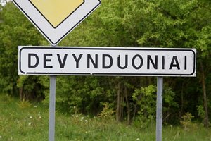 Devynduoniai – mitiniai pasakojimai ir kalbinės asociacijos