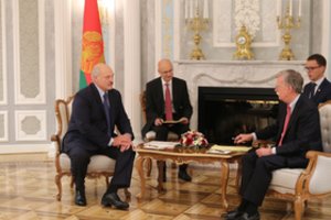 Baltarusijos prezidentas padovanojo D. Trumpui durklą, jo žmonai – lininę staltiesę