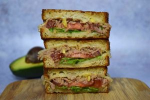 Kepti sumuštiniai su tunu ir avokadu: paruošti paprasta, o skonis – puikus