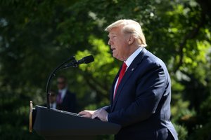 D. Trumpo asmeninė padėjėja atsistatydino po pokalbio su žurnalistais apie jo šeimą