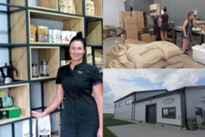 Bendramoksliai ūkinį pastatą pritaikė kitaip – dabar kaimas kvepia šviežiai skrudinta kava