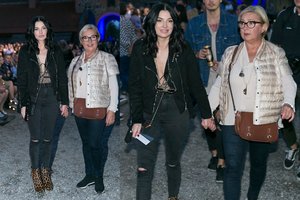 Apie skyrybas pranešusi Agnė Jagelavičiūtė koncerte pasirodė su gimtadienį švenčiančia mama Nijole