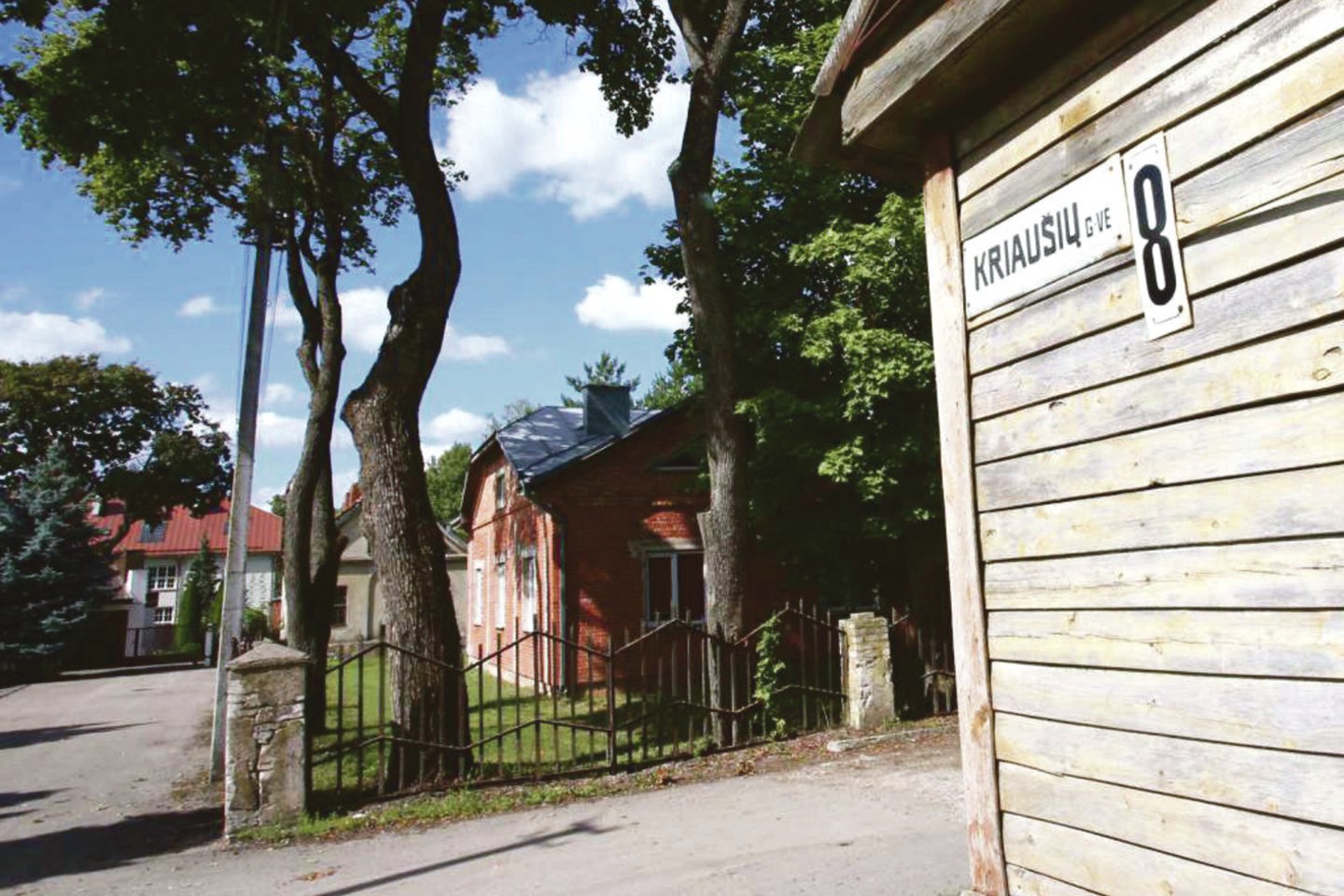 Kriaušių gatvė remiasi į Kauno kolegijos J.Vienožinskio menų fakulteto pastatus.