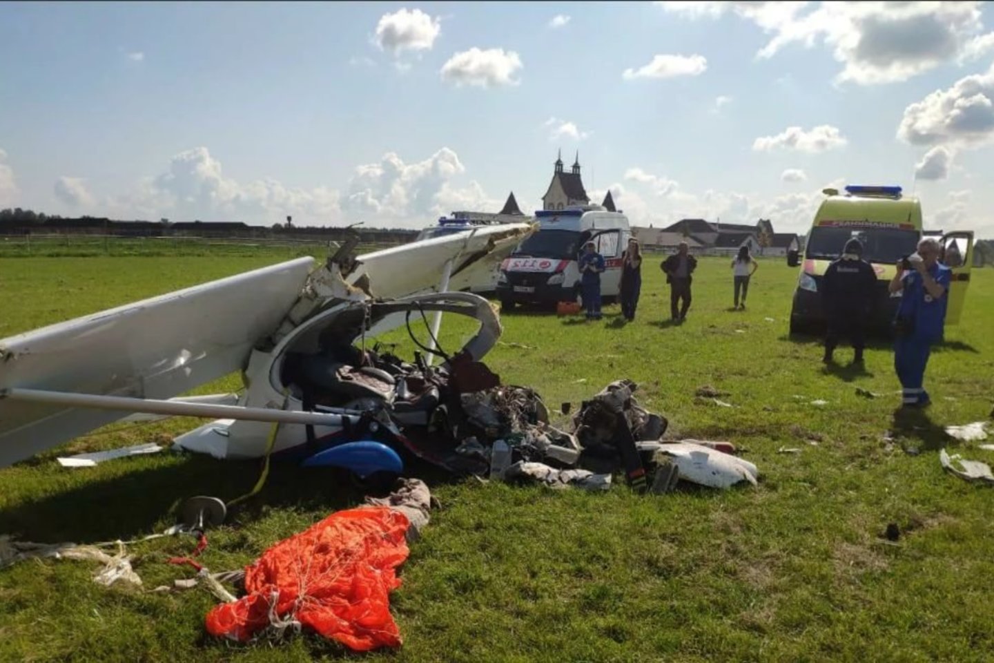 Žuvo orlaivio pilotas ir buvo sužeistas viduje buvęs vaikas.