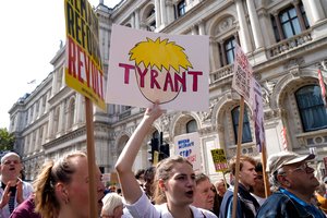 Britai išėjo į gatves: negali atleisti B. Johnsonui dėl jo žingsnio