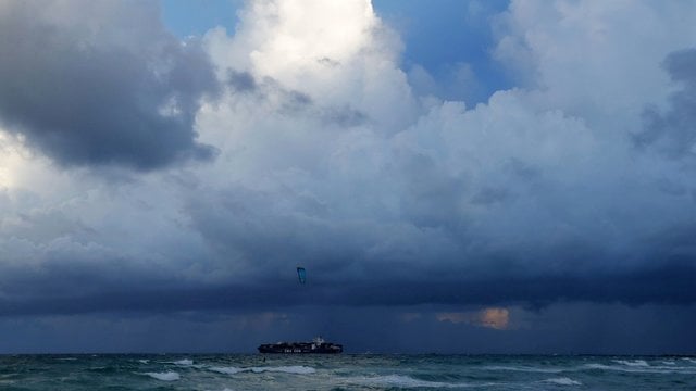 Uraganų medžiotojai pasidalijo įspūdingais vaizdais – lėktuvu nuskrido į patį uragano centrą. 