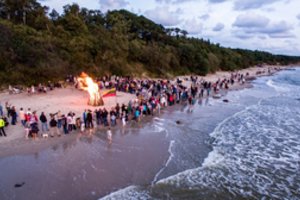 Lietuvos pajūrį nutvieskę laužai – Baltijos tautų draugystės ir vienybės simbolis