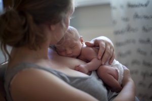 Pažiūrėjo į gimdymo padėjėjų kainas ir išsižiojo: „Atleiskite, o ką tos dulos daro?“