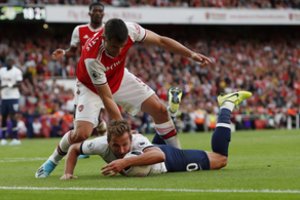 „Arsenal“ išvengė pralaimėjimo, nors atsiliko nuo „Tottenham Hotspur“ 0:2
